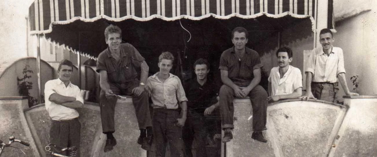 Equipe histórica da Toldos Itamarati em frente à oficina